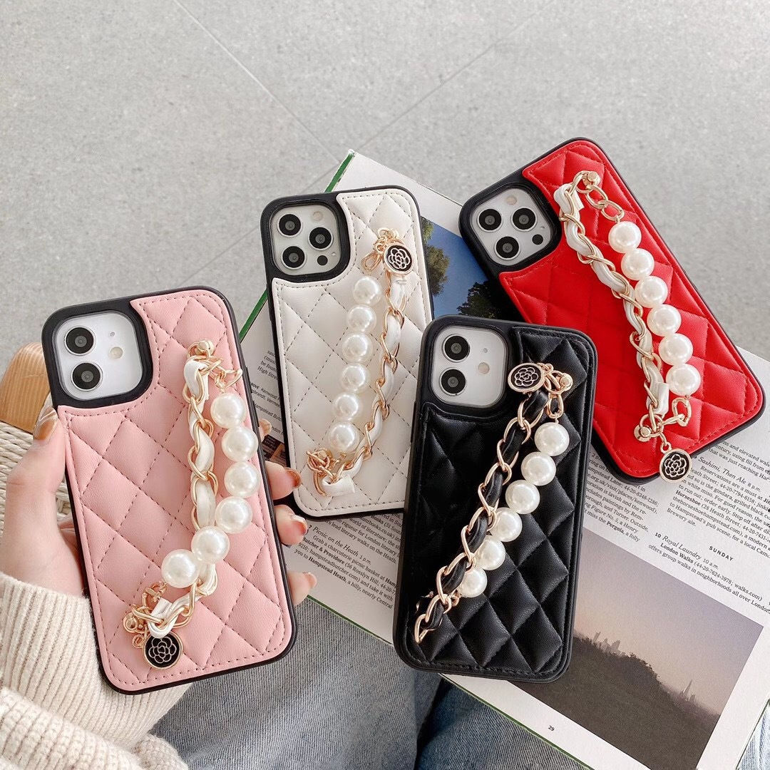Capa de Celular com Pulseira de Pérolas e Fragrância em Couro Sintético