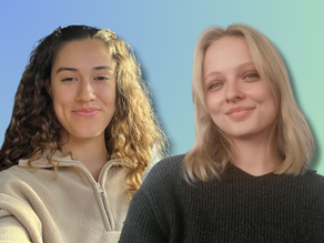 Zwei Mädchen vor blau-grünem Hintergrund