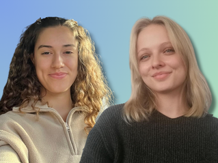 Zwei Mädchen vor blau-grünem Hintergrund