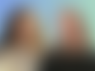 Zwei Mädchen vor blau-grünem Hintergrund