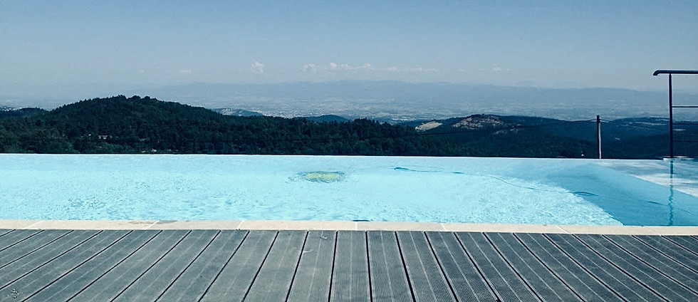 Piscine à débordement avec vue panoramique - Cabinet d'Expertise Piscine & Paysage