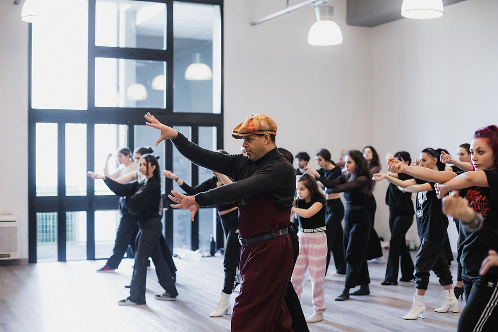 Art of Dance Torino: Scuola di danza specializzata in street dance e danza contemporanea. Offriamo corsi per tutte le età e livelli, con un programma accademico triennale che include tecnica, laboratori creativi, e performance. Unisciti a noi per sviluppare il tuo talento in un ambiente inclusivo e professional