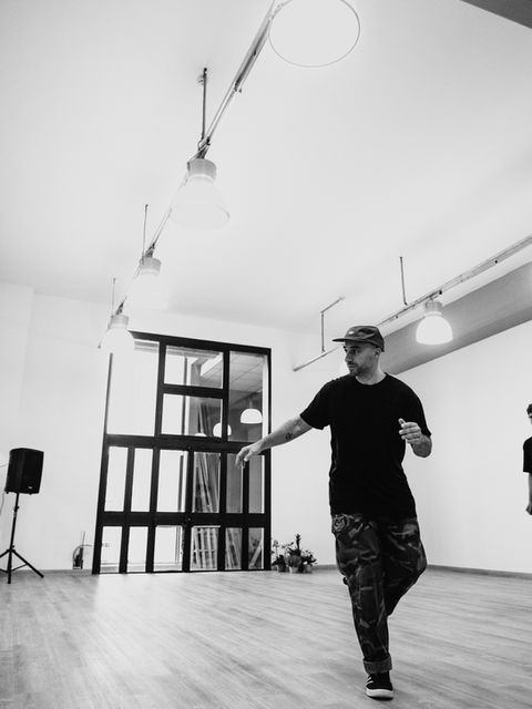 All'interno della scuola di danza Art of Dance di Torino si trovano spazi accoglienti dove la danza è percepita come una forma d'arte in grado di essere socialità ed al contempo passione. I nostri corsi di hip hop, waacking, house dance, contemporaneo, propedeutica alla danza, burlesque e l'accademia of excellence accolgono bambini e adulti e persone che non hanno alcuna esperienza ma voglio imparare a ballare.