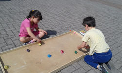 Vecchi giochi in cortile.