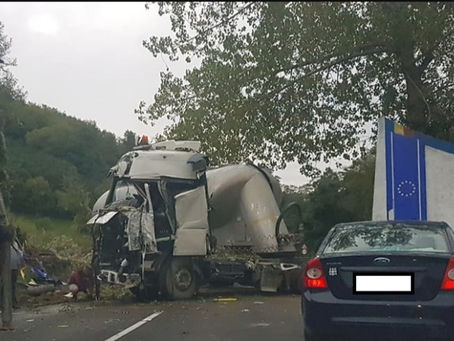 Grav accident rutier pe DN66 la intrare în comuna Bănița