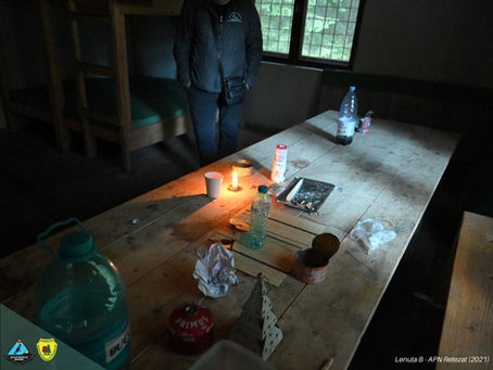 Lumânarea lăsată aprinsă de către turiști în interioriul refugiului Stanuleți situat în PNR