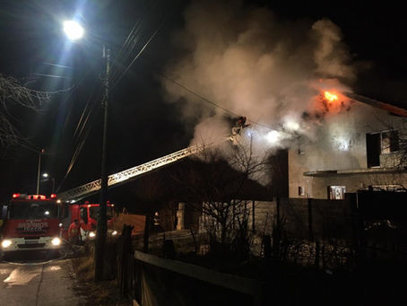 (FOTO) INCENDIU LA O CASĂ DIN DEVA, NOAPTEA TRECUTĂ