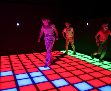 Kinder spielen in den Pixel Rooms als Idee zum Kindergeburtstag in Düsseldorf