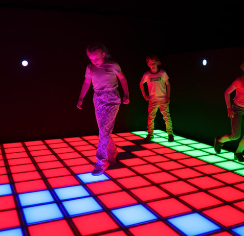 Kinder spielen in den Pixel Rooms als Idee zum Kindergeburtstag in Düsseldorf