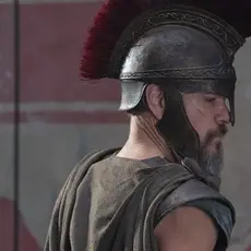 Matt Damon caracterizado como o guerreiro Odisseu, protagonista do épico mitológico inspirado na obra de Homero. Ele veste trajes de guerreiro da Grécia Antiga. - Dibulgação X/Universal Pictures.