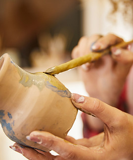 close-up-girl-paints-vase-before-baking.jpg