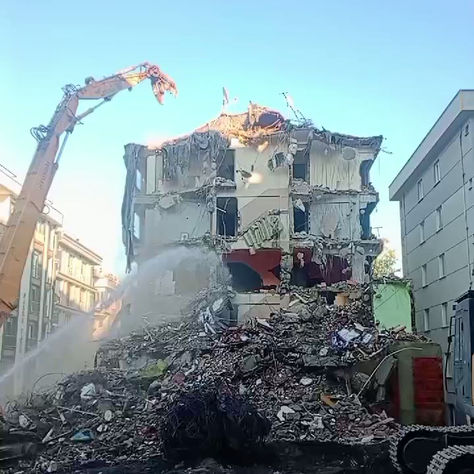 meral ap. kentsel dönüşüm projesinin yıkım aşaması.
