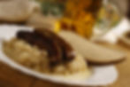Herzhafte fränkische Bratwürste mit Sauerkraut – eine regionale Spezialität im Gasthof Zum Hollerstein im Altmühltal.