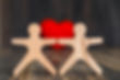 conceito-de-relacionamento-com-coracao-vermelho-figuras-humanas-de-madeira-na-vista-latera