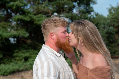 "Familieshoot-romance-romantiek-zoen-outdoor-outdoor shoot-familiefotograaf-gezinsfotoshoot-familiefotografie-familie-portretfotograaf."