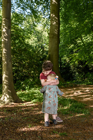 "Familieshoot-quality time-familie-outdoor-outdoor shoot-happy-family-fotograaf-fotografie-familiefotografie-gezinsfotoshoot-familiefotograaf-portretfotograaf-familieportret-outdoor-outdoorshoot-park-Buitenplaats Doornburgh-Maarssen-all together."