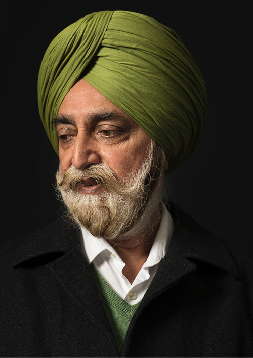 "Portret-man-studio-tulband-India-kwetsbaar-kleurrijk portret."