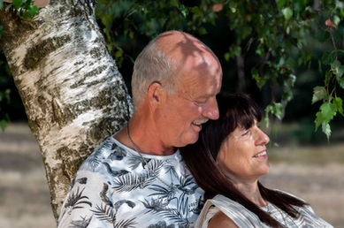 "romantiek-fotoshoot, portret in de natuur-natuurschoon-outdoor-fotografie-familiefotograaf-heidevlakte-De Peel-Noord Brabant."