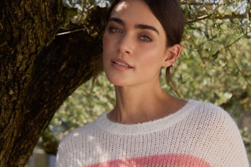 Modell mit gestreiftem Pulli