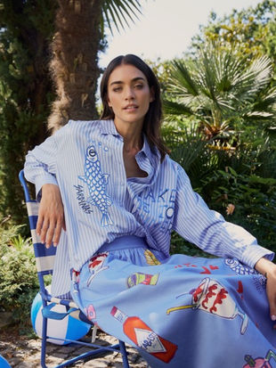 Modell sitzt auf Stuhl