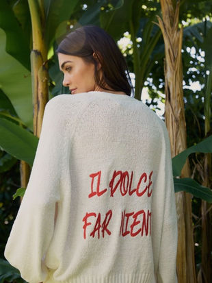 Detail-Foto des Drucks auf dem Rücken des hellen Pullis