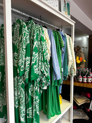 Kleider in grün und weiß bei Schmidt Mode Gütersloh