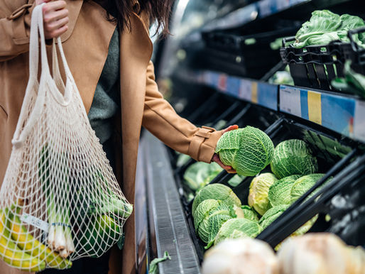 Woman selecting fresh produce at a grocery store, illustrating how everyday food choices can become food poisoning cases reviewed by medical experts