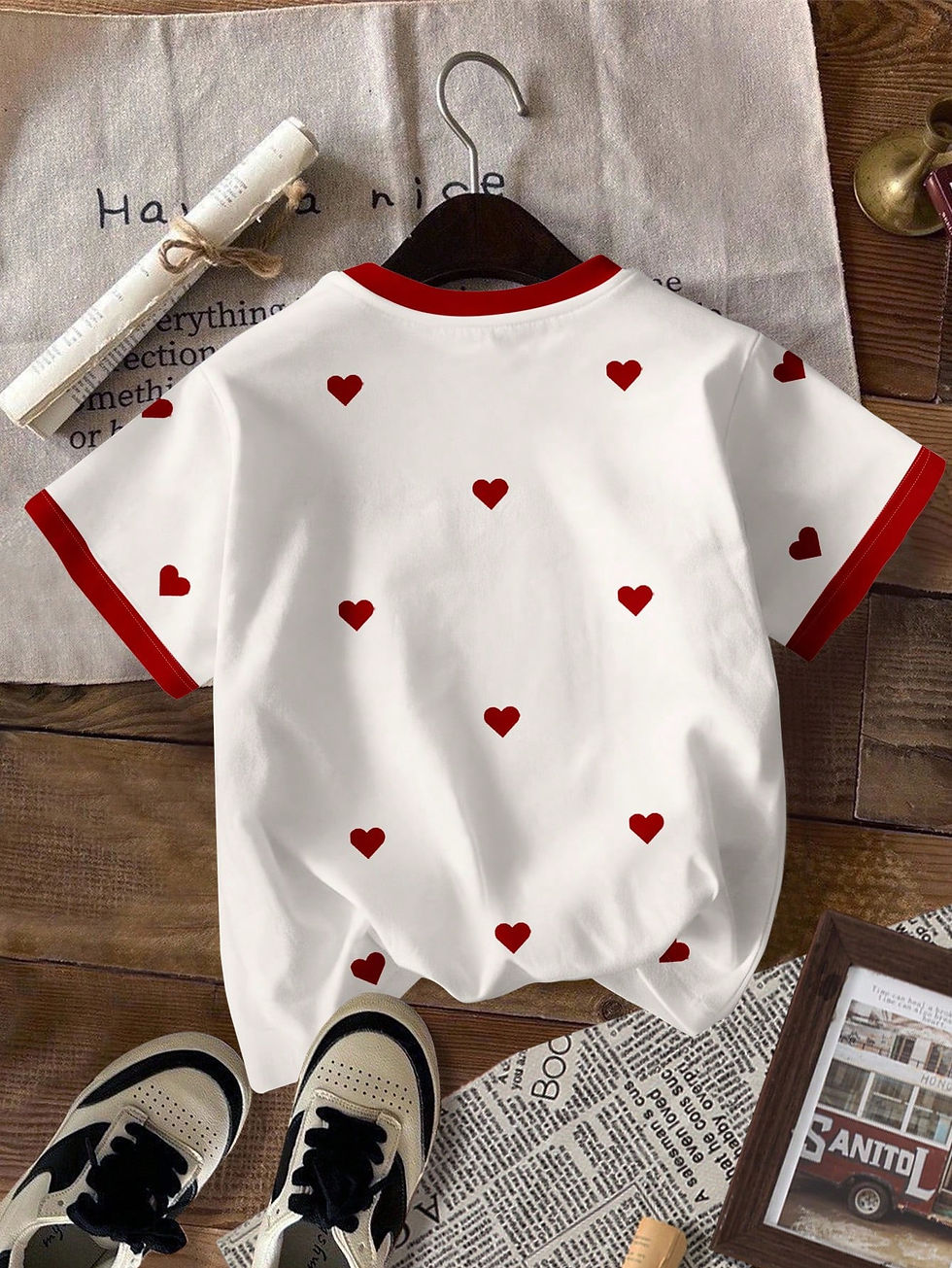 Miniatura: Camiseta feminina de verão com estampa de coração vermelho, manga curta.