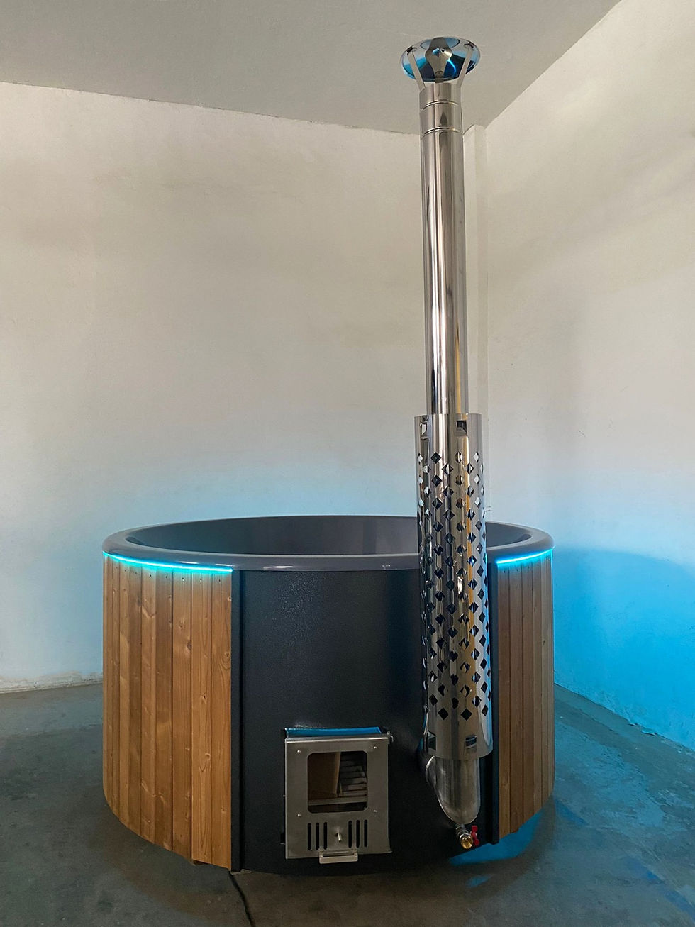 Fiberglas Hot Tub – Rund mit integriertem Holzofen und LED Streifen