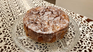 Prepara esta torta de manzanas con crema de canela y glaseado: suave, húmeda y llena de sabor.