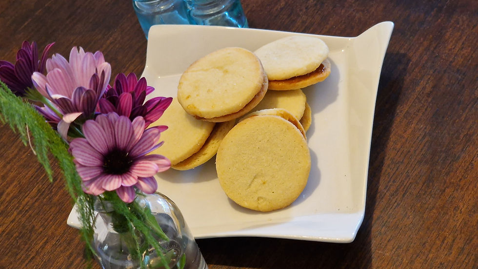 Una receta fácil: dos galletas de alfajores y dulce de leche