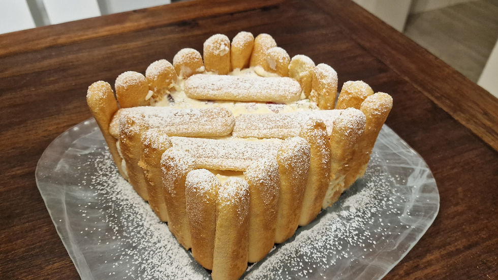 Bizcochitos, crema suave y fruta confitada... ¡Una delicia fácil y que te va a encantar!