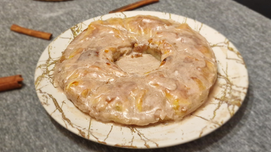Crujiente por fuera, suave y aromática por dentro. Esta rosca de hojaldre de manzanas y glaseado