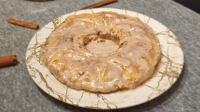 Crujiente por fuera, suave y aromática por dentro. Esta rosca de hojaldre de manzanas y glaseado