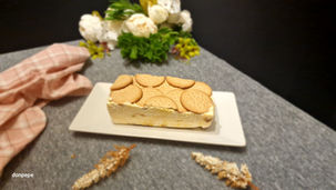 Este postre helado de melocotones y dulce de leche es una fusión deliciosa entre lo frutal y lo cremoso