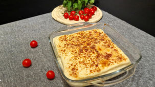 Pan sin corteza, jamón, queso y salsa blanca al horno... ¡y gratinado con parmesano!