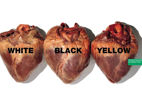 capanha antiga da marca de roupas Benetton, trazendo a imagem literal três corações alinhados, cada um com a escrita white, black e yellow