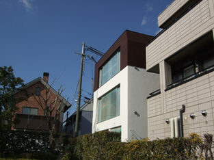 兵庫県芦屋市大原町【南東側壁面 ジャラ ブラウ ン】 ファインクリスタルウッド施工し、木材保護・着色した、3階建の家の木目の壁面の画像