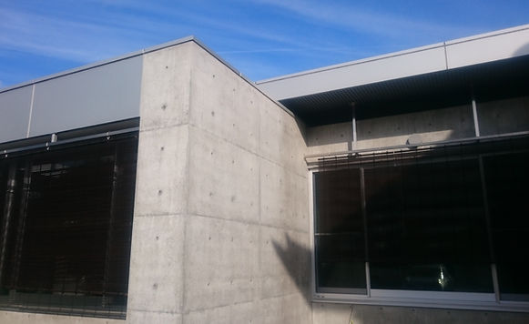 香川県高松市 教法寺 【南側壁面】 壁面保護、水垢・汚れ防止を液体ガラス「シールシステム」で施工したコンクリートのお寺