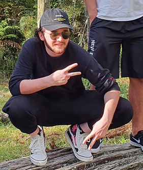 Fel crouching and making a pose.
