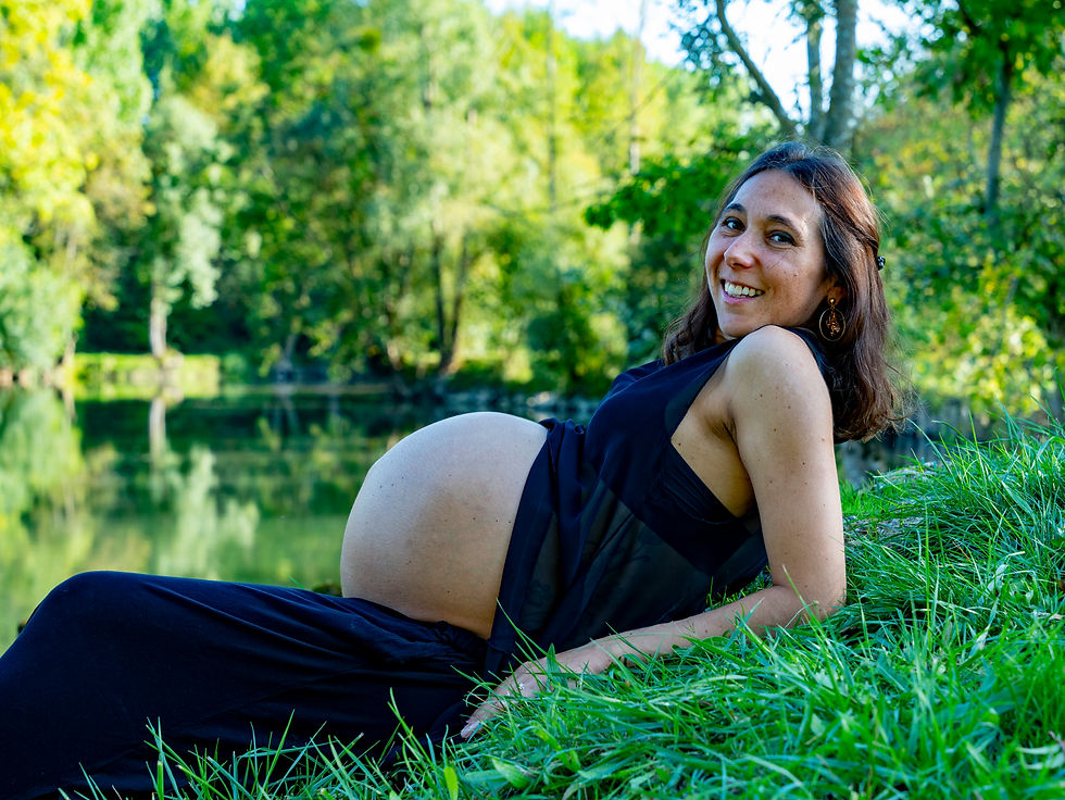 Photo d'une femme enceinte allongé dans l'herbe