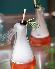Cocktail créatif servi façon alchimie