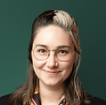Portrait d’une femme souriante avec lunettes