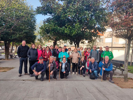 Unha trintena de veciños de Frades percorren o Camiño Portugués entre a Guarda e Oia