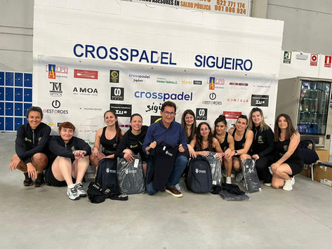 O Oroso Pádel Club feminino, flamante campión galego que representará a Galicia no Máster Internacional de Valencia, recibe ao deputado de Deportes da Deputación