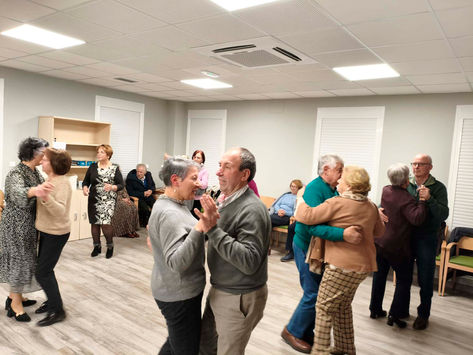 Veciños e veciñas de Frades celebran unha primeira Festa Pre Fin de Ano 