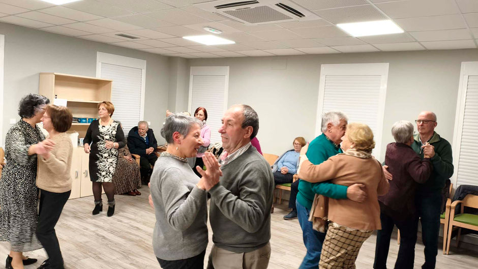 Veciños e veciñas de Frades celebran unha primeira Festa Pre Fin de Ano 