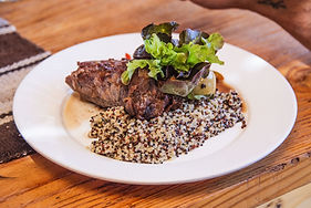 Plato de carne de cerdo con quinoa de la carta del Rincón de Solor.