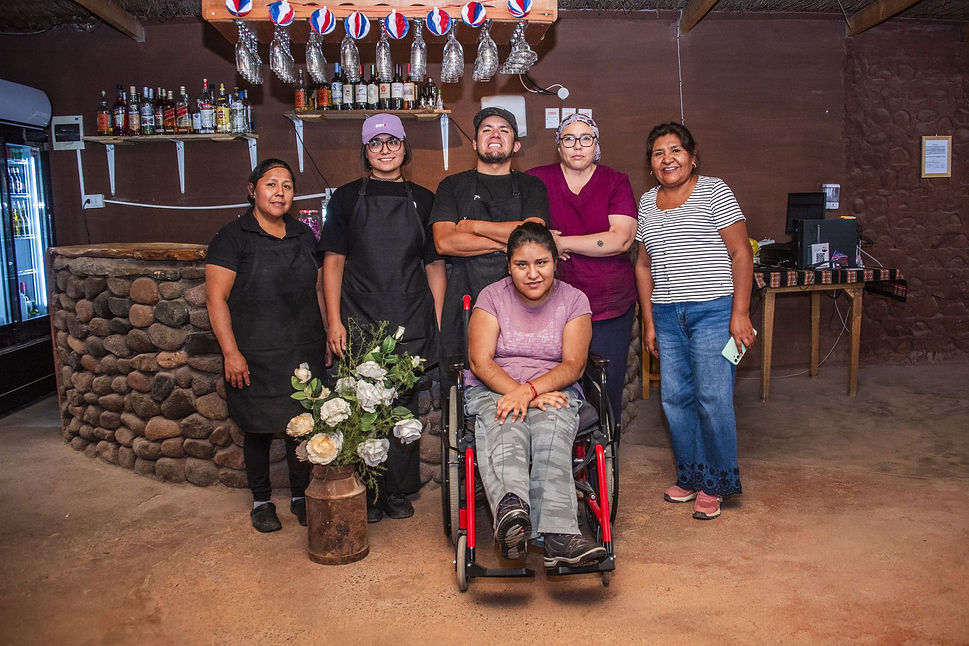 Equipo del Rincón de Solor posando junto a la barra del restaurante.
