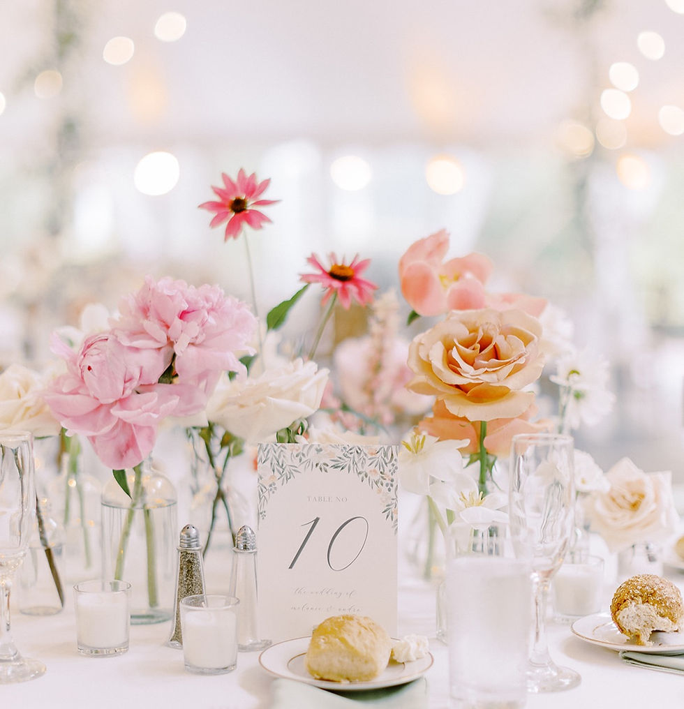 Thumbnail: bud vase table arrangements (1 table)